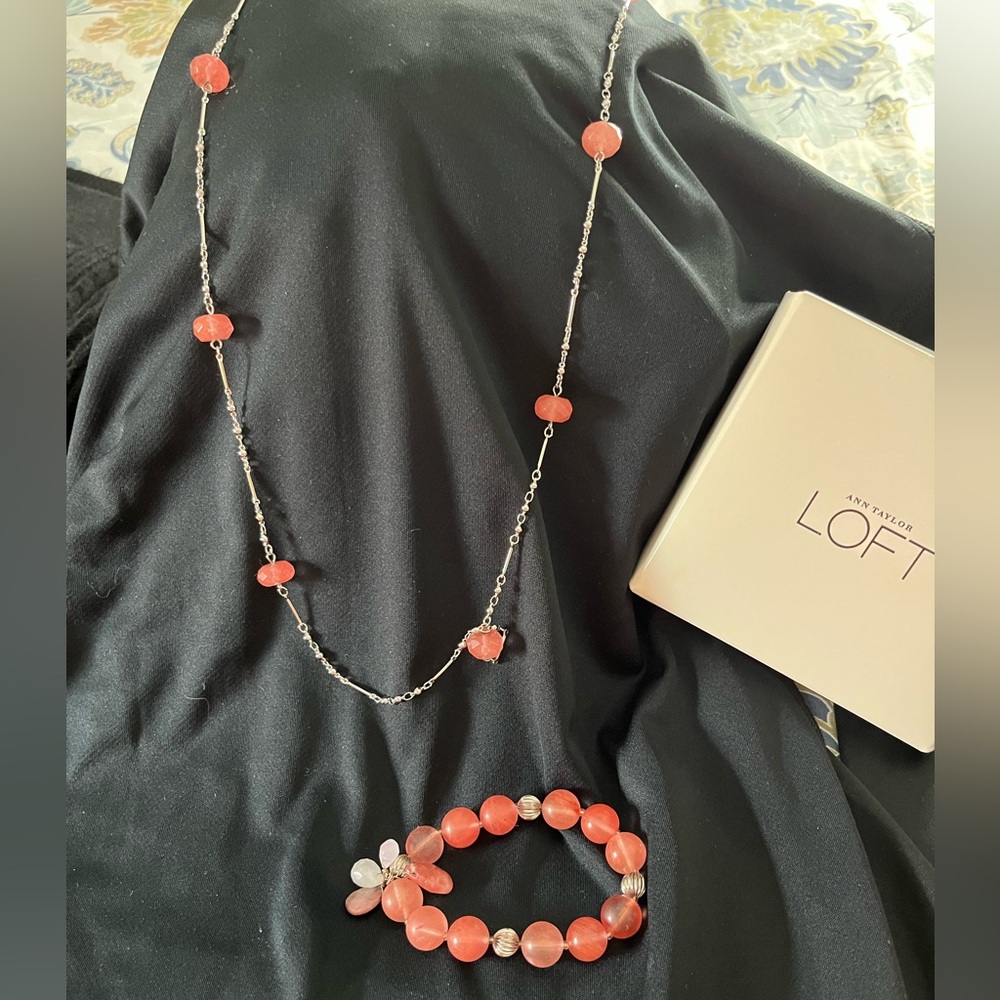Elegant pink/coral colored beaded necklace& bracelet set